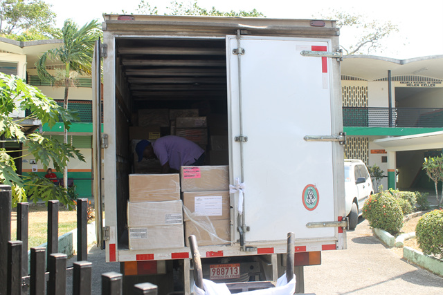 Meduca entrega libros de texto al IPHE