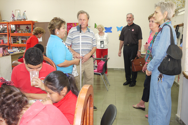 Presidente de Fundación Elks visita Escuela de Ciegos