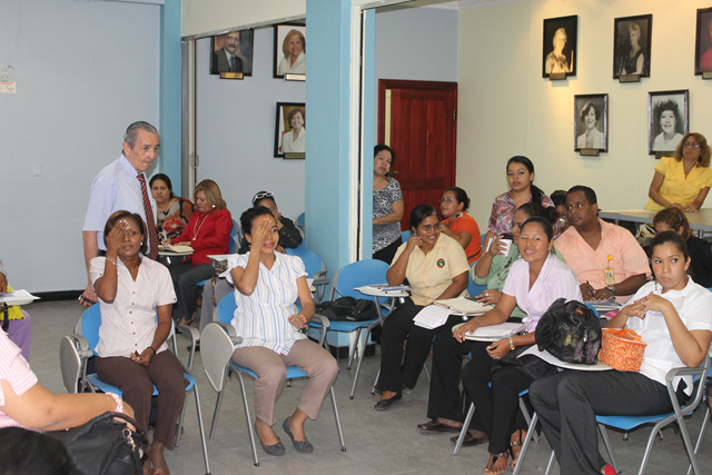 Docentes reciben capacitación sobre discapacidad visual
