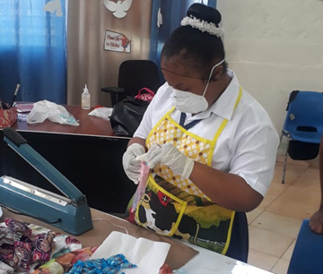 Estudiantes de IPHE Colón elaboran bolsitas alusivas a prevención del cáncer de mama y próstata