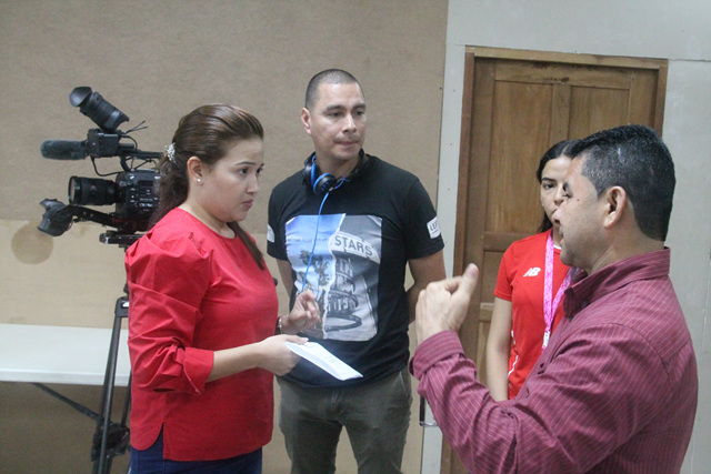ACP realiza reportaje sobre elaboración de banderas en el IPHE