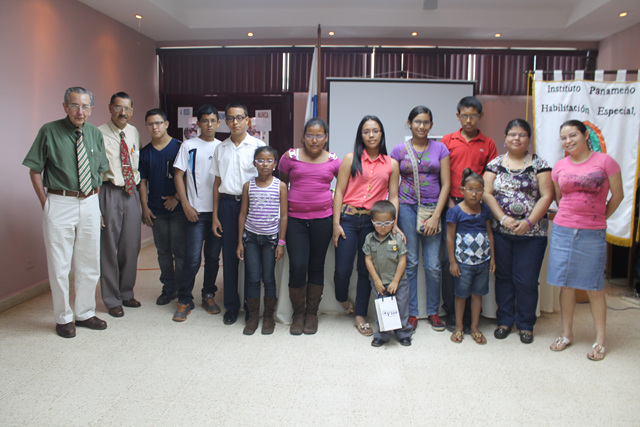 EL IPHE entrega lentes  beneficiando a  26 estudiantes de la Extensión de Chiriquí