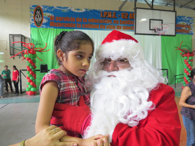 Alumnos de la Escuela de Sordos celebran la Navidad