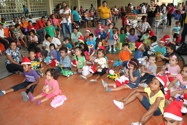 Celebran la Navidad a niños del IPHE