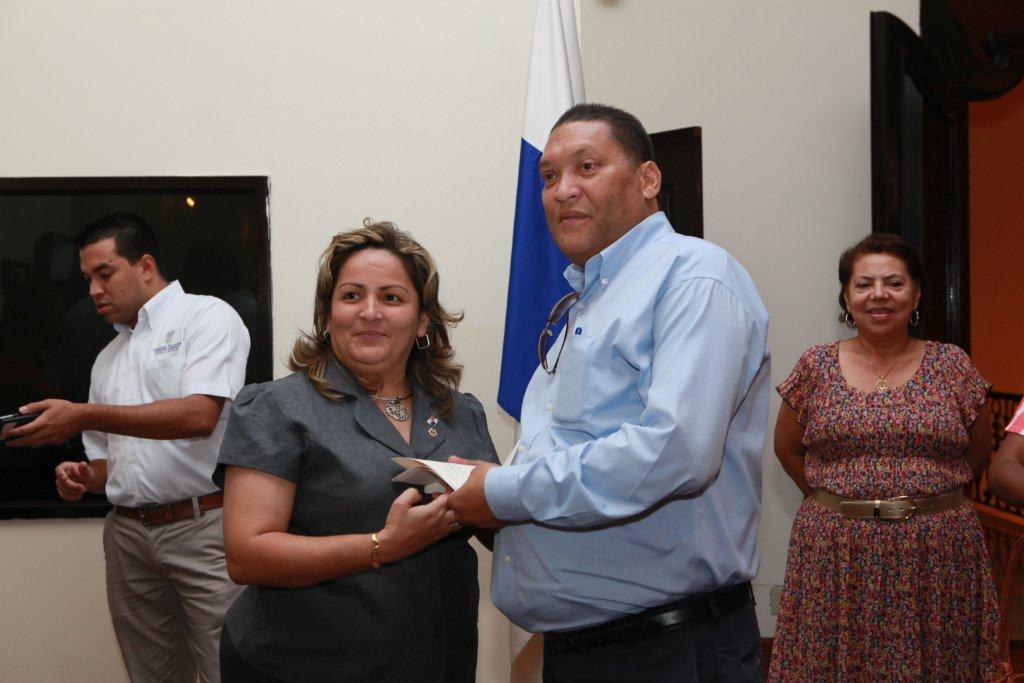 IPHE participa en agasajo a periodistas en su día