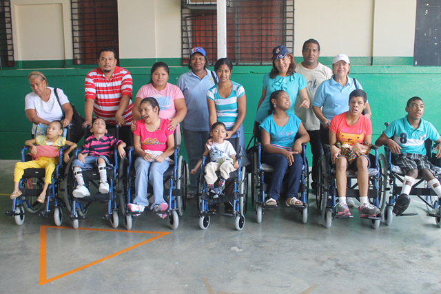 Donación de sillas de ruedas al IPHE de Colón