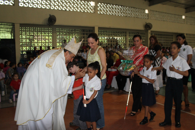 Monseñor Ulloa oficia misa por aniversario de la Escuela de Ciegos