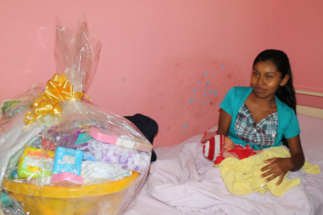 Entregan canastilla por aniversario del IPHE de Veraguas