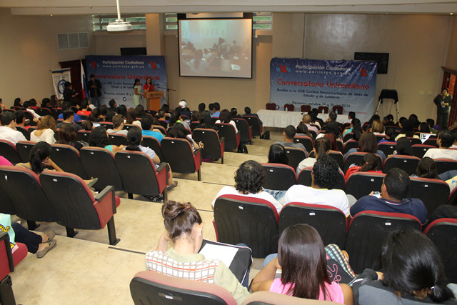 Destacada participación en conversatorio en la Universidad Latina