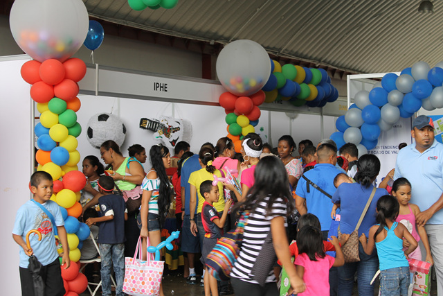 Nuestros niños se divierten en feria en el parque Omar
