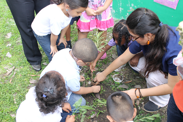 Alumnos de la Escuela Nacional de Sordos plantan árboles