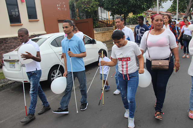 Promueven importancia del bastón blanco con caminata