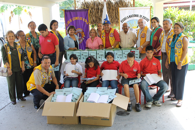 Donan cuadernos a Escuela Nacional de Ciegos