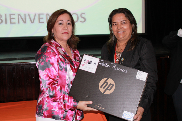 Docentes reciben computadoras portátiles