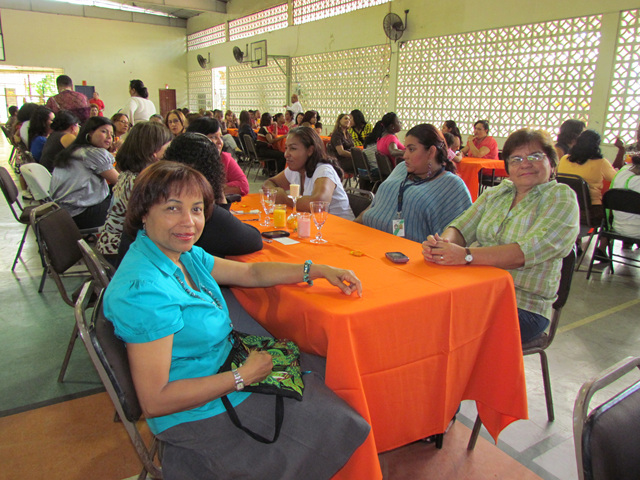 Madres del IPHE festejan su “día especial”