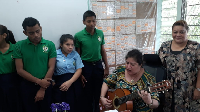 Alumnos de inclusión del IPT Ángel Rubio reciben unidad de aire acondicionado