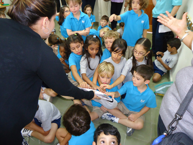 Pequeños estudiantes visitan la escuela Helen Keller