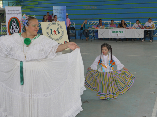 Escuela para Padres realiza actividad recreativa