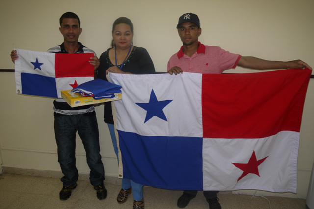 Delegación recibe banderas para evento internacional