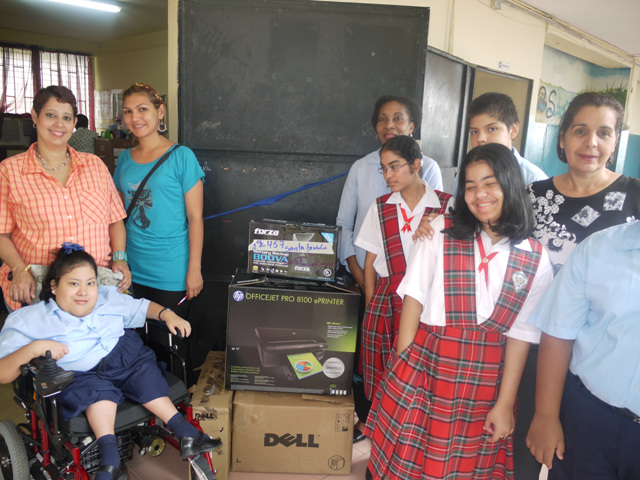 Donación de computadoras al colegio La Santa Familia