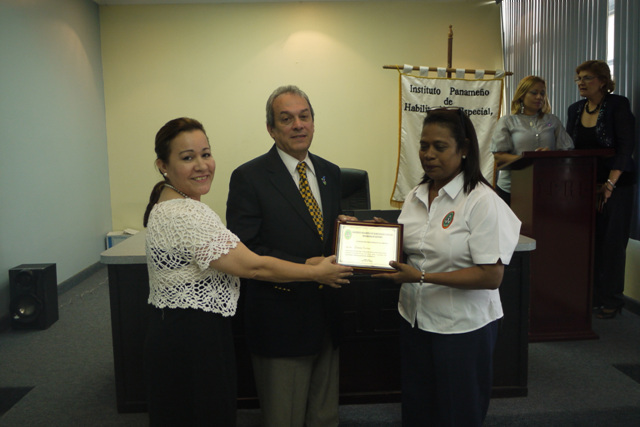 Merecido homenaje a dos estudiosos del Autismo en Panamá