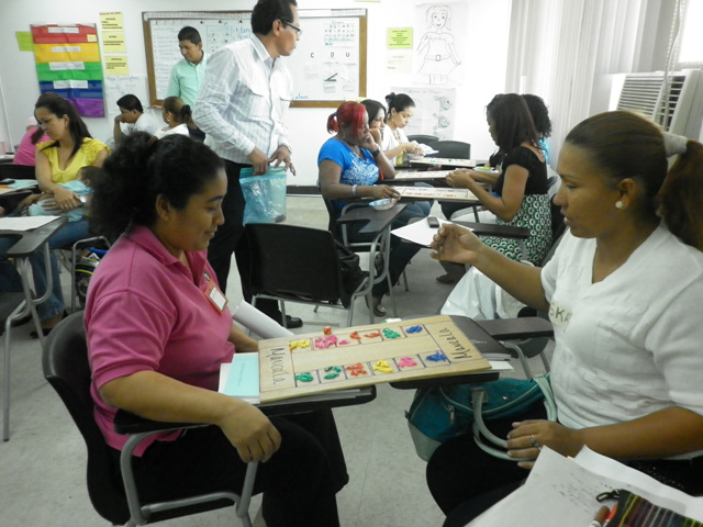 Instruyen a docentes sobre uso de técnica "Mandala"