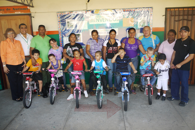 Estudiantes del Programa de Autismo reciben regalos