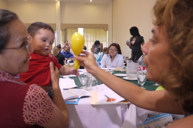 Activa participación en Taller de Estimulación Temprana