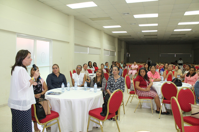 Capacitan a secretarias y oficinistas del IPHE en tema de proyección e imagen