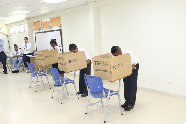 Estudiantes de la EVE participan de simulacro de elecciones generales