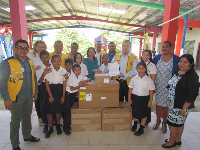 Entregan equipo para aula de estimulación visual del IPHE Veraguas
