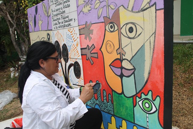 Restauran pintura de mural institucional alusivo a las personas con discapacidad