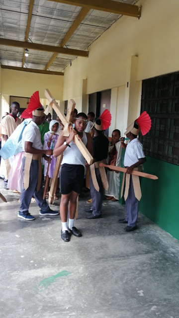 Estudiantes de CTI Colón conmemoran pasión y muerte de Jesucristo