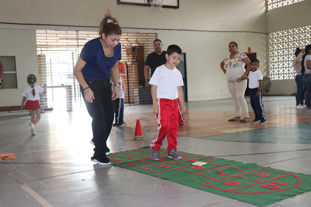 Niños del Programa y sus padres de Autismo se divierten con “Juegos de Antaño”