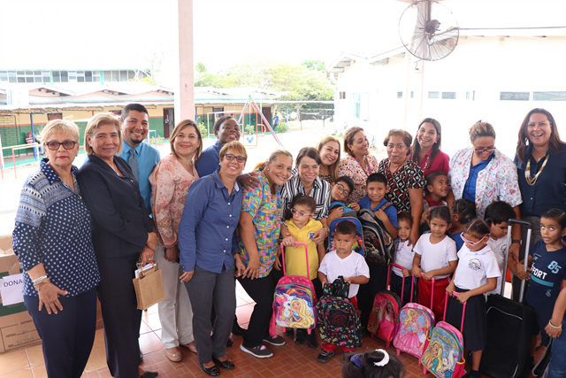 IPHE recibe donación de mochilas de Farmacias Arrocha y Casa Mattel