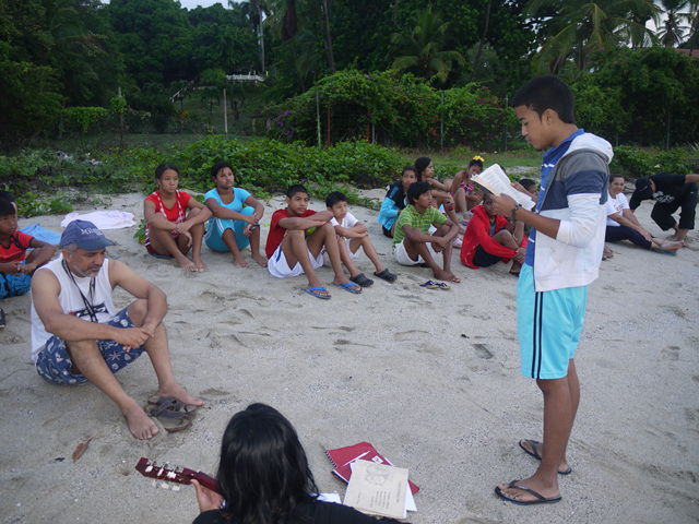 Adolescentes en riesgo social disfrutan campamento