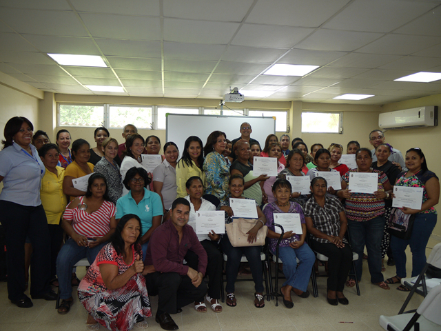 Culmina curso “Cómo amar y guiar a los hijos”