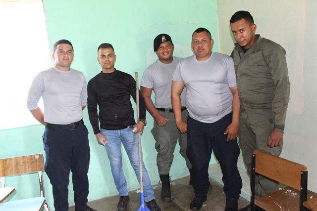 Policía Nacional de Colón apoya en tareas de mantenimiento en aulas de Extensión del IPHE