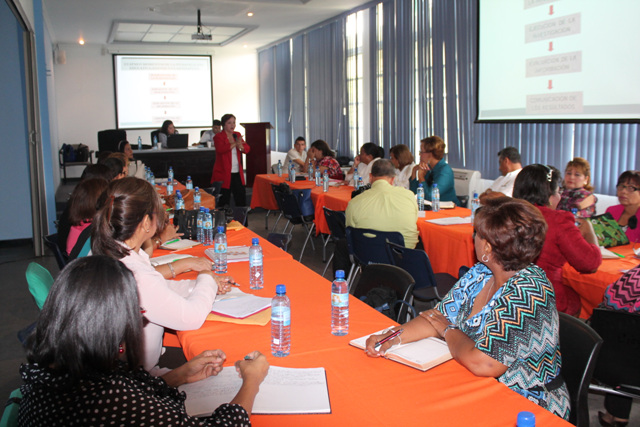Capacitan a directivos en autoevaluación educativa