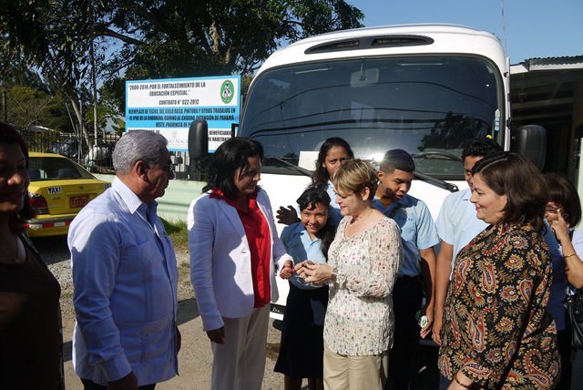 Estudiantes del IPHE de La Chorrera recibieron nuevo Bus