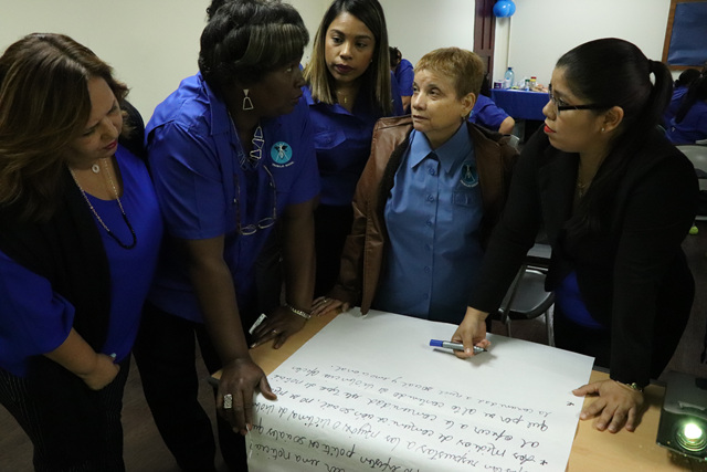 Orientan sobre violencia doméstica a trabajadoras sociales del IPHE