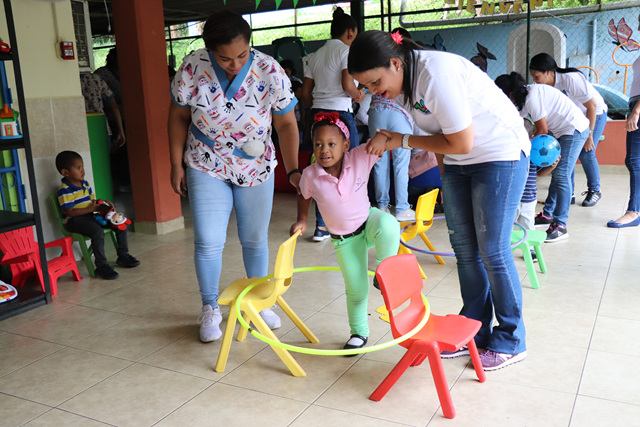 Infantes del Hogar Divino Niño reciben visita de terapéutas ocupacionales del IPHE