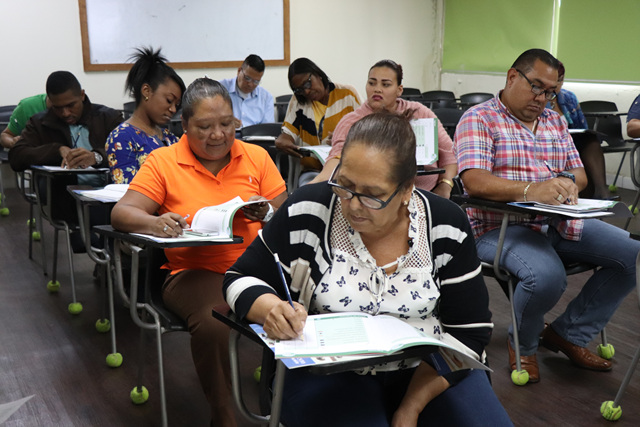Capacitan a personal del IPHE en manejo de finanzas personales 
