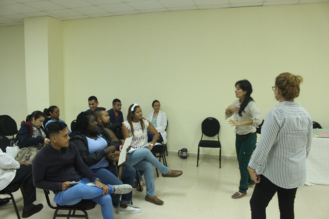 Dictan segundo nivel de curso de lengua de señas en el Hospital Santo Tomás