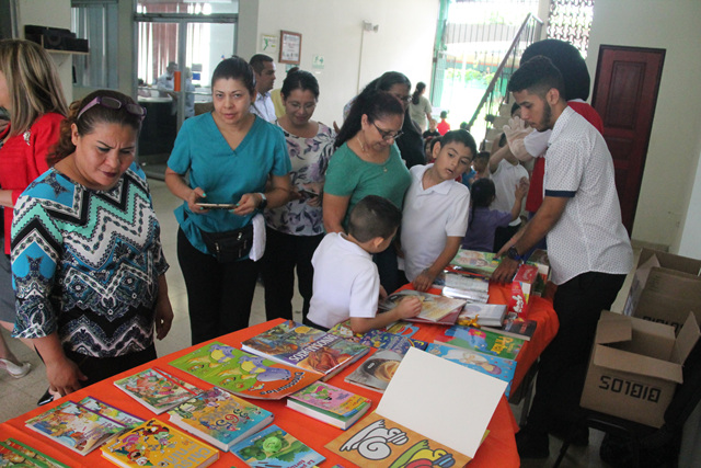 Editorial Susaeta dona libros infantiles a estudiantes del IPHE