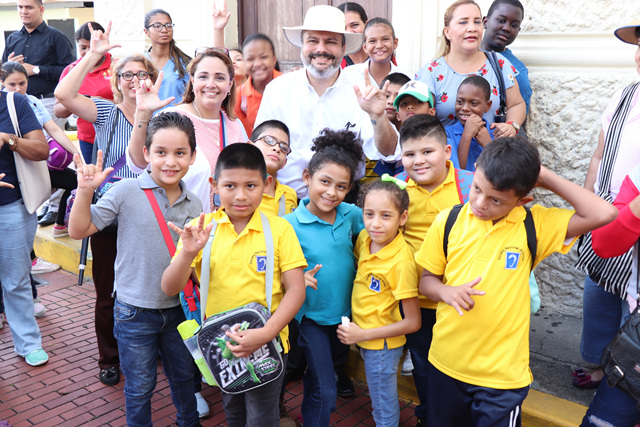 Alumnos de Escuela Nacional de Sordos del IPHE recorren el Casco Antiguo