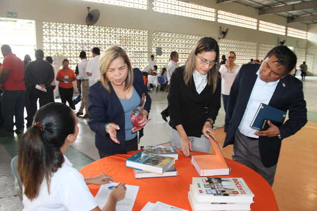 Promueven servicios de salud en feria institucional del IPHE
