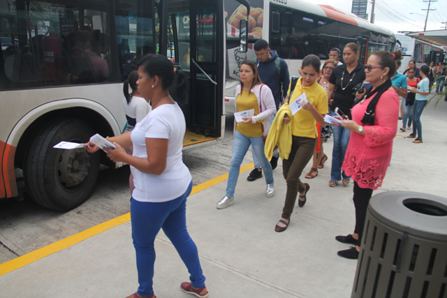 Colaboradores del IPHE realizan volanteo para concienciar por el Día Internacional de la Lengua de Señas