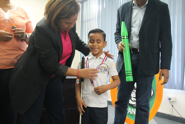 Estudiantes participan de concursos de poesía, pintura y dibujo