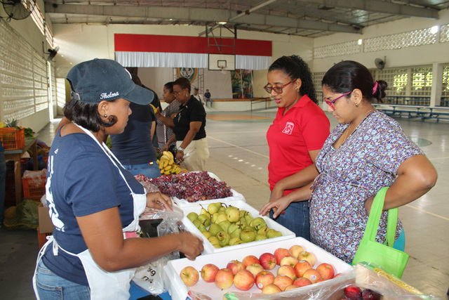 Productos a bajos precios en feria de alimentos del IMA